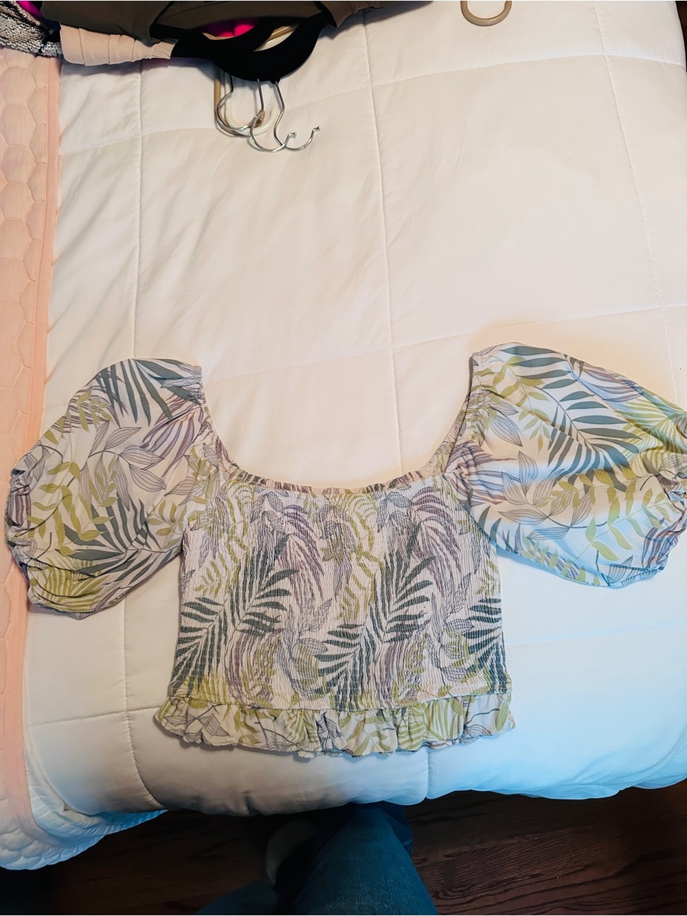 Fate Leaf-Print Puff-Sleeve Crop Top in White and Green